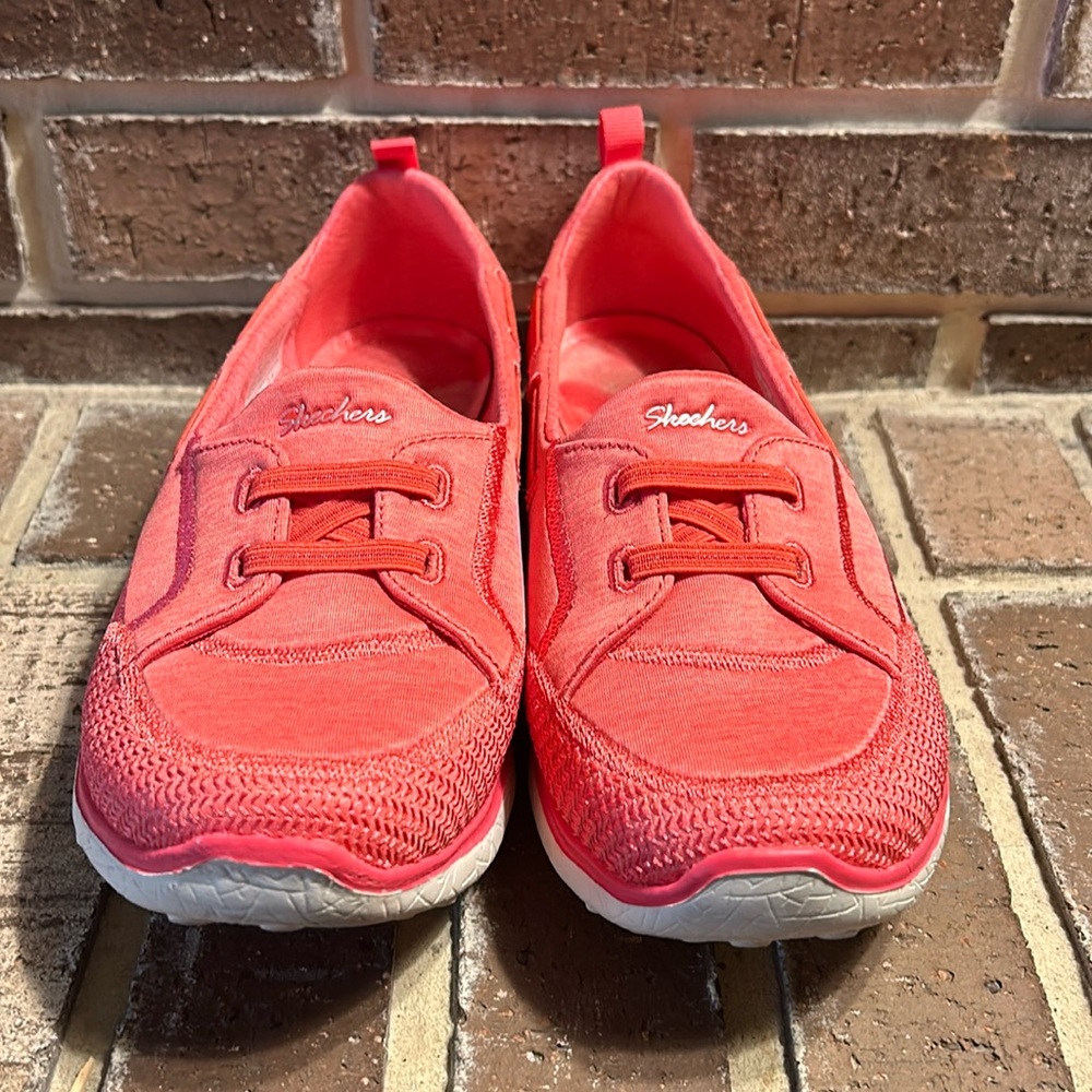 Skechers memory form slip on sneakers women’s 7.5 wide